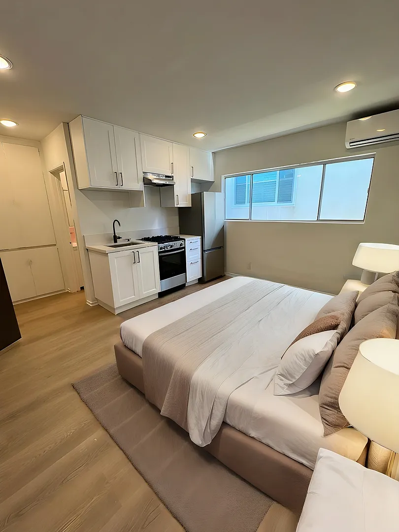 Primetime Brentwood — Photo 1