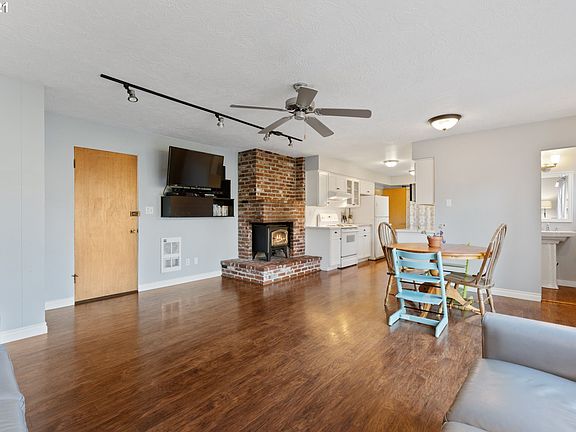 3rd image of 318 NW Hazel Dell Way