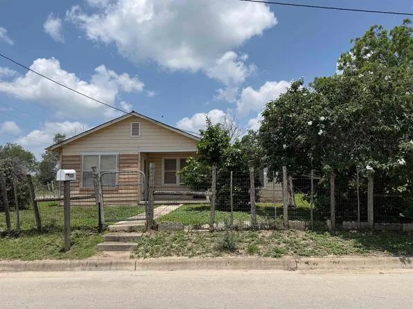 228 W Zaragosa St, Uvalde, TX 78801