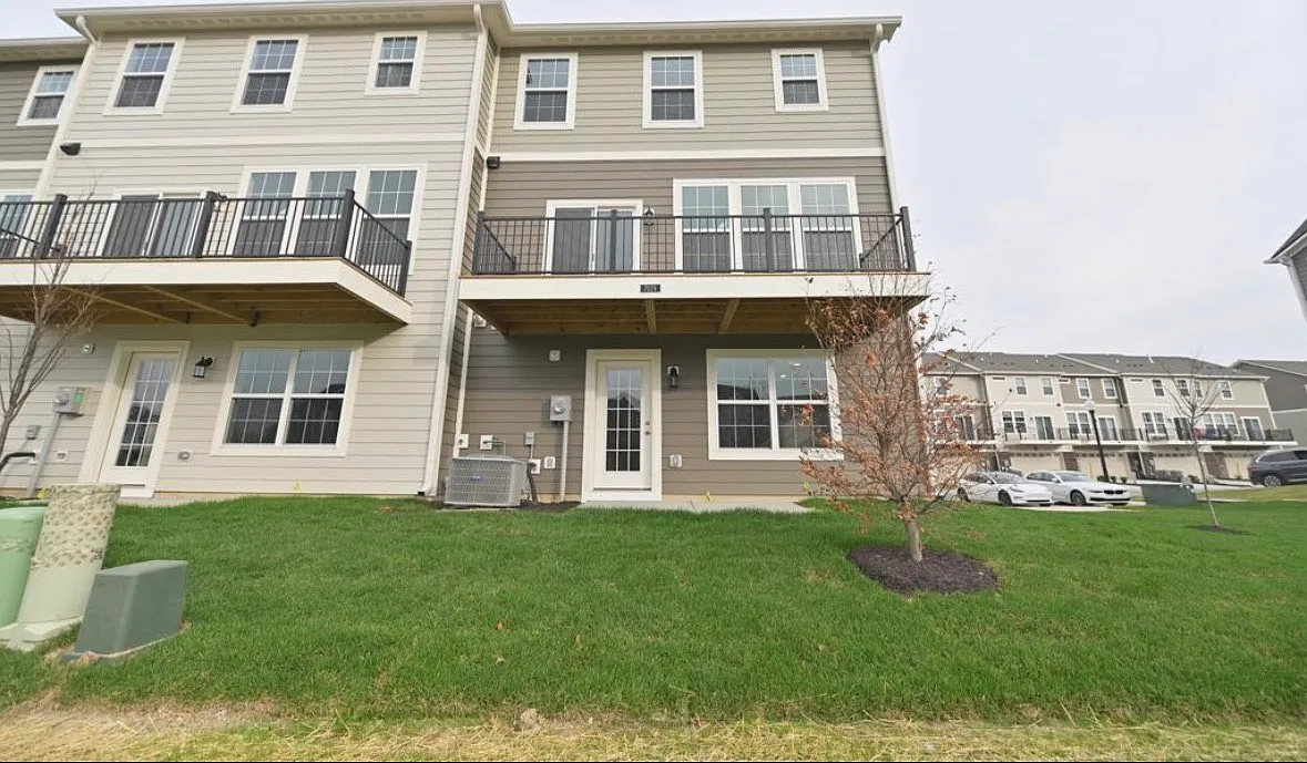 3 bed, 2346 sqft, $2,900 — Photo 3