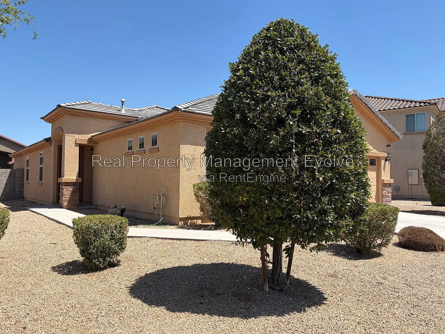 3 bed, 2.0 bath, 1581 sqft, $2,200 — Photo 3