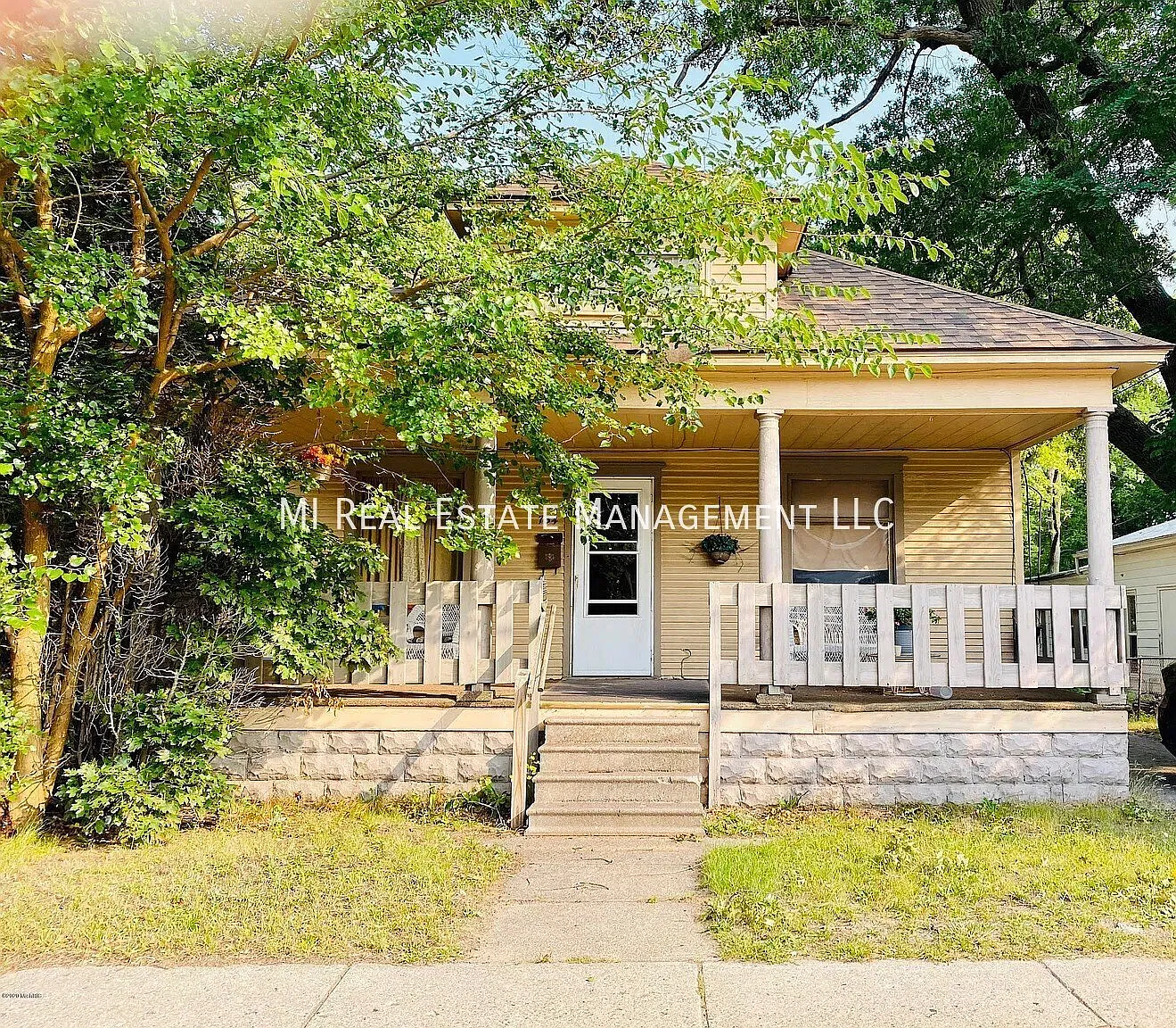 3 bed, 1.0 bath, 1100 sqft, $1,325 — Photo 1