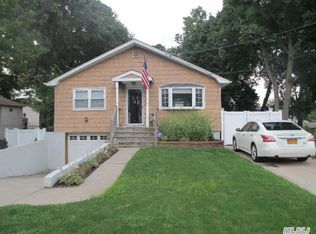 27 Oaklawn Ave, Farmingville, NY 11738