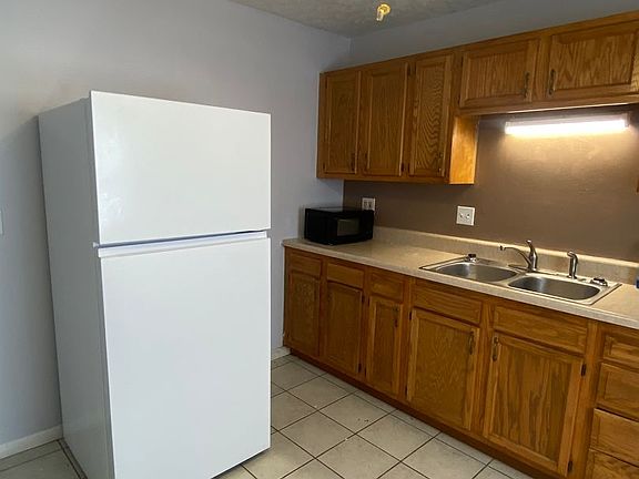 2nd image of 122 Oakwood Rd APT H