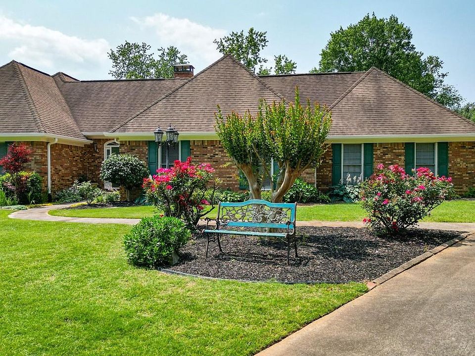 1st image of 925 Saddle Ridge Ct