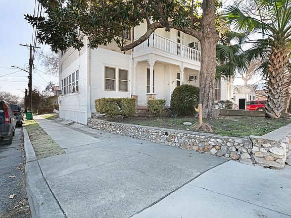 2nd image of 822 E Carson St #4