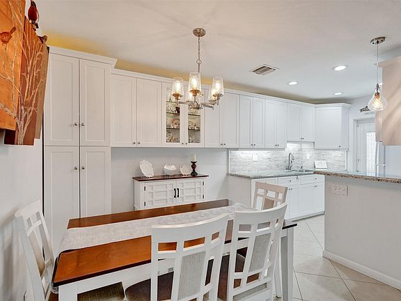 4th image of 935 SE 9th Avenue #16