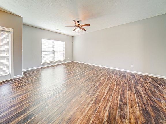 5th image of 881 Westlawn Dr