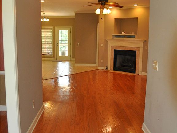 3rd image of 207 Aaron Dr