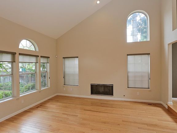 3rd image of 996 Solana Ct