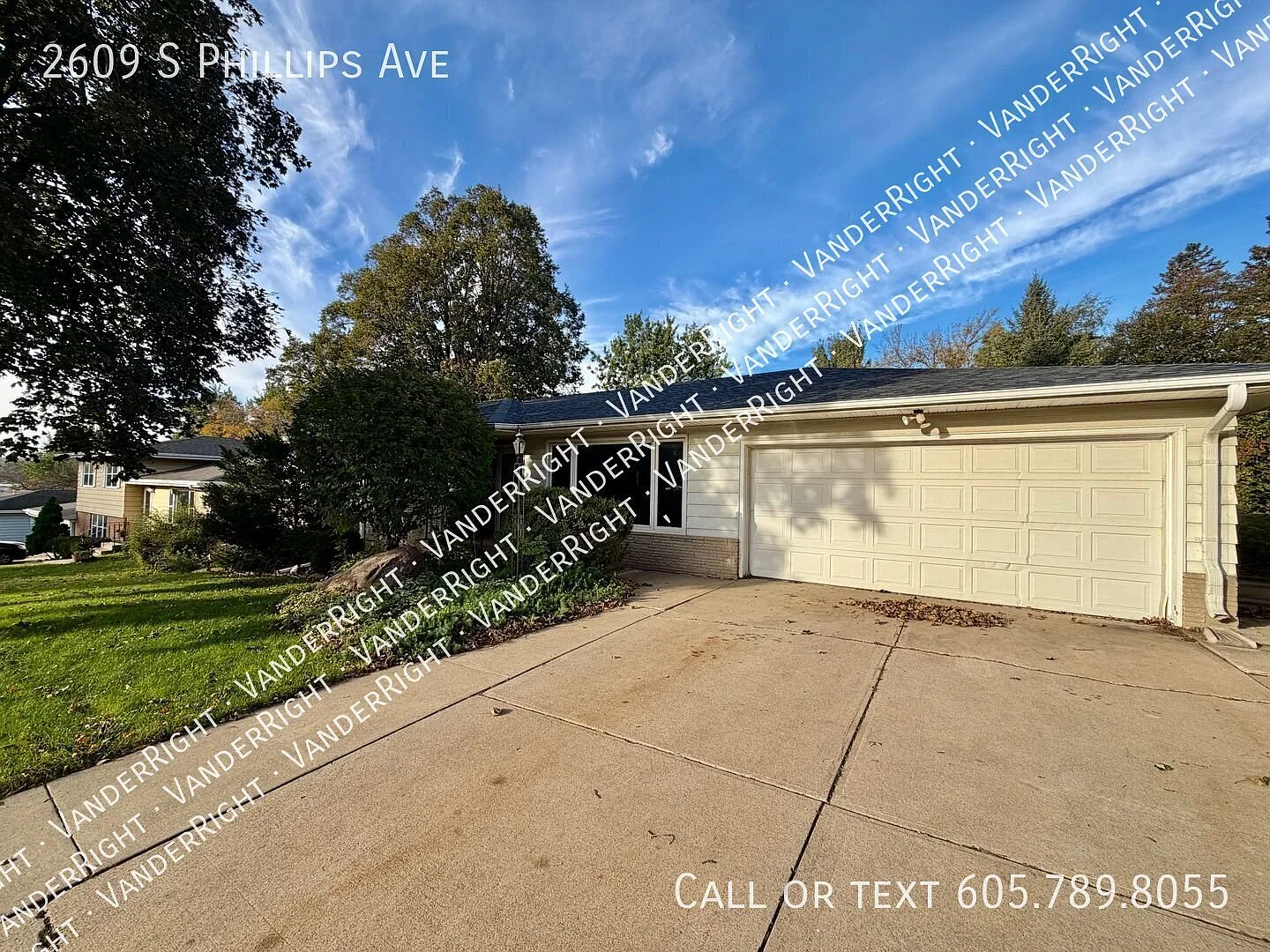 Spacious 3-Bedroom Home with Fenced Backyard, Deck & Attached Garage! — Photo 2