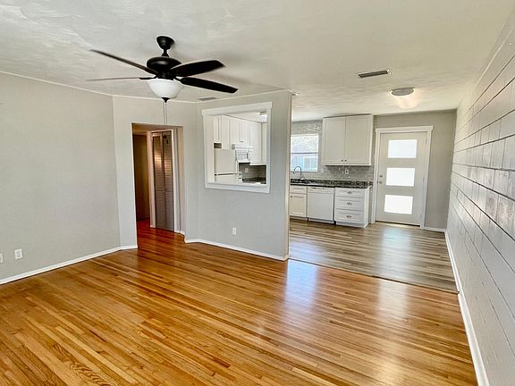 2nd image of 200 Palm Dr
