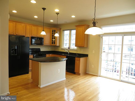 2nd image of 4663 Carisbrooke Ln