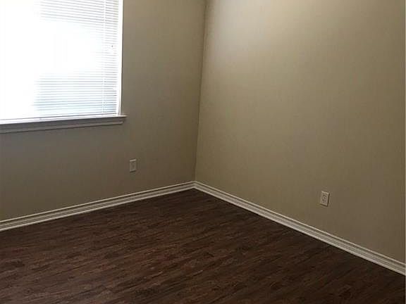 5th image of 943 Crepe Myrtle St