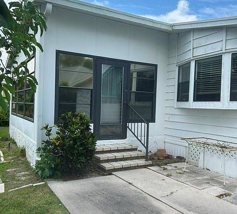 3rd image of 706 Charlemagne BLVD