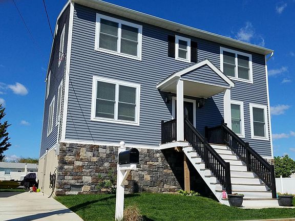 3rd image of 724 Charlotte St