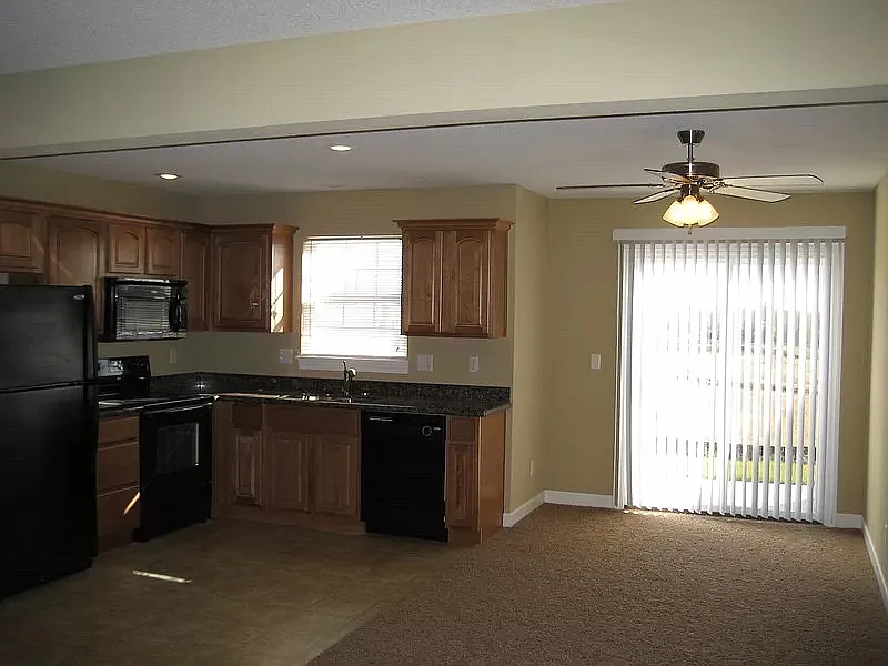 2 bed, 2.5 bath, 1350 sqft, $1,495 — Photo 2