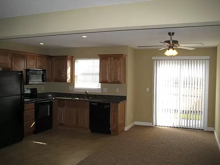 815 SW Peach Tree Ln — Photo 2