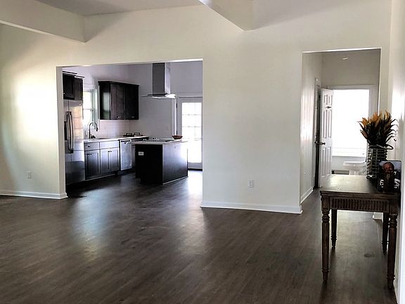3rd image of 909 West Ave