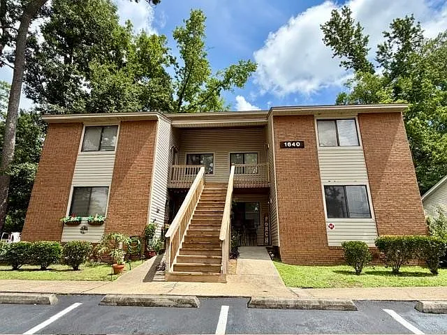 2 bed, 1.0 bath, 896 sqft, $1,195 — Photo 1
