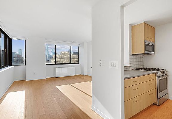 3rd image of 1 Columbus Pl APT N8g