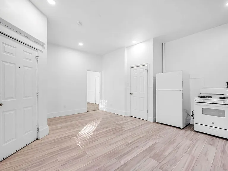 526 W Munson St — Photo 29