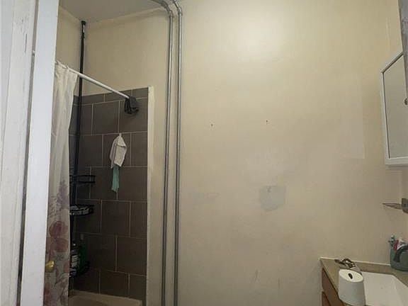 4th image of 3112 Snyder Ave