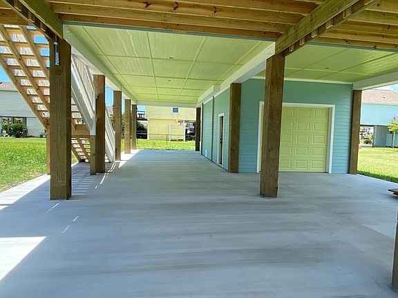 Spacious down stairs with Garage
