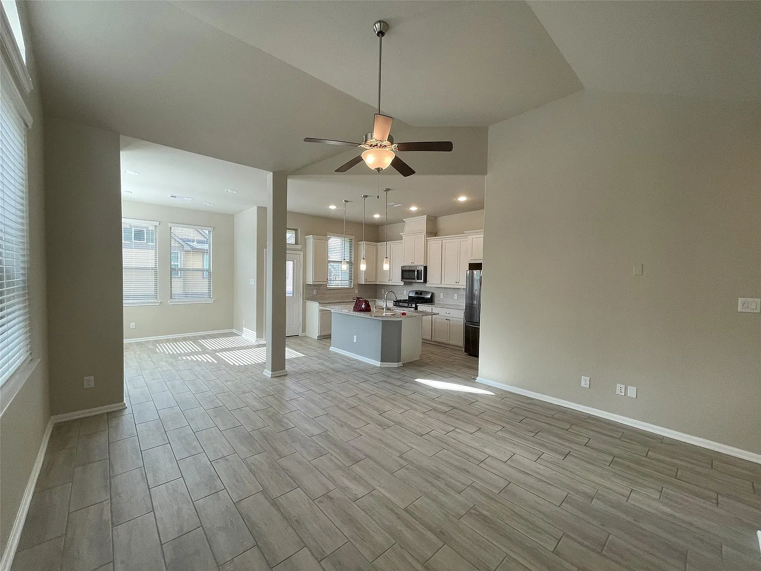3 bed, 2.5 bath, 1927 sqft, $2,150 — Photo 4