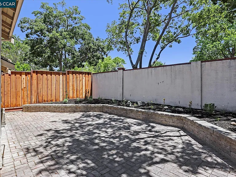 1539 Trimingham Dr — Photo 35