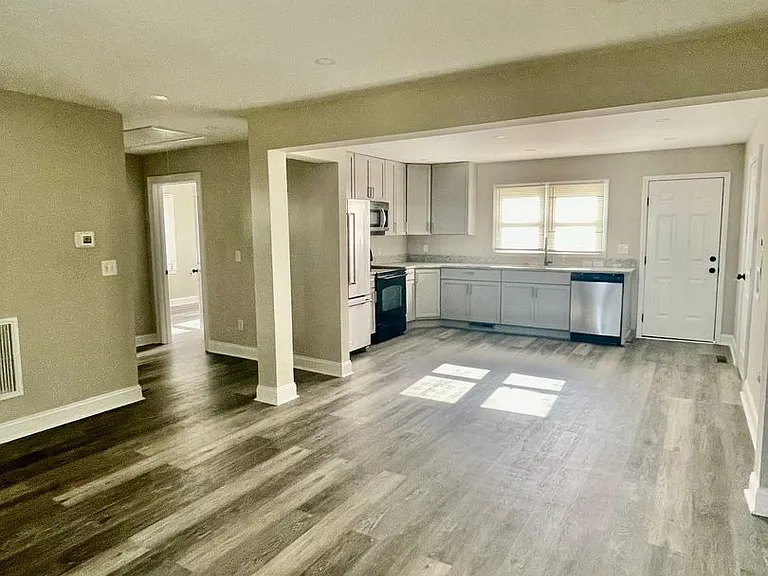 115 S Oak St — Photo 5