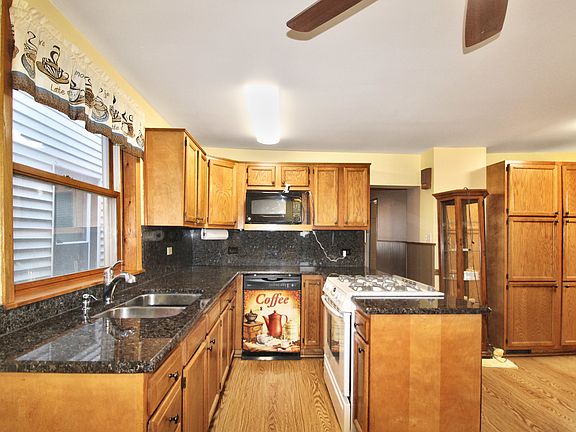 4th image of 3325 S Lituanica Ave
