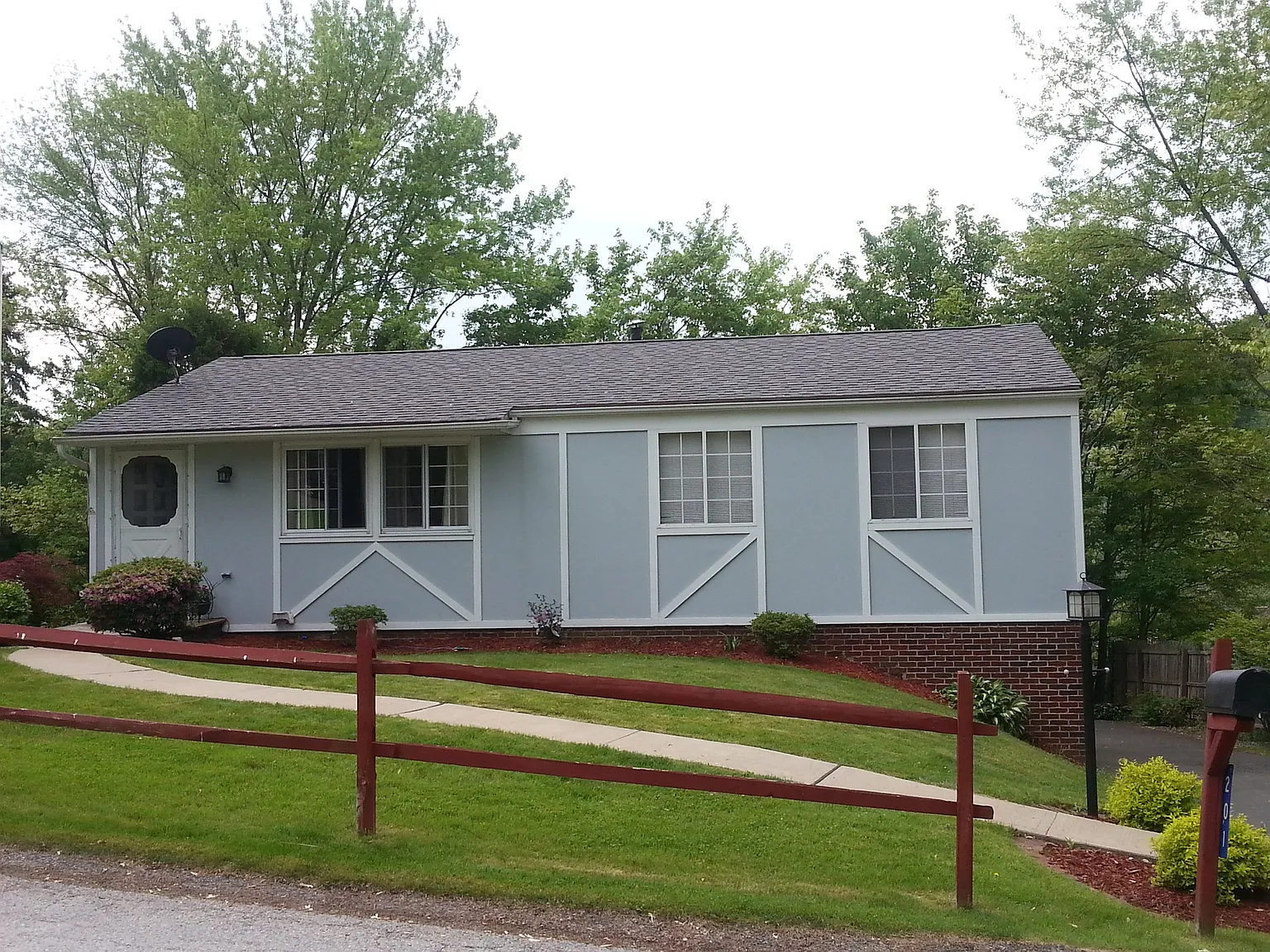201 E White Oak St photo 1
