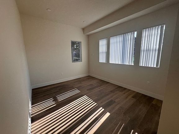 4th image of 1015 W 21st St #438