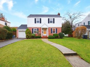134 Pine St, Garden City, NY 11530