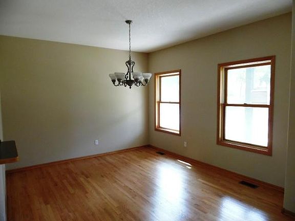 5th image of 2121 Holloway Ave E