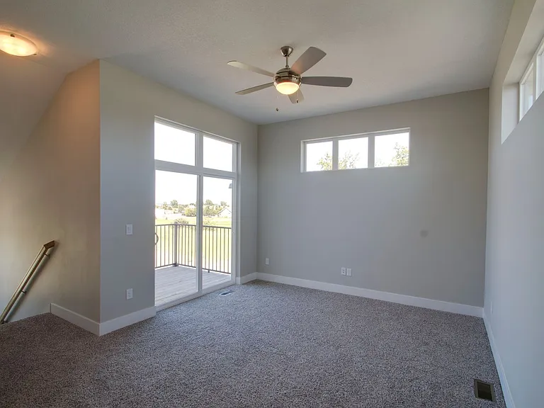 260 SE Waco Pl — Photo 2