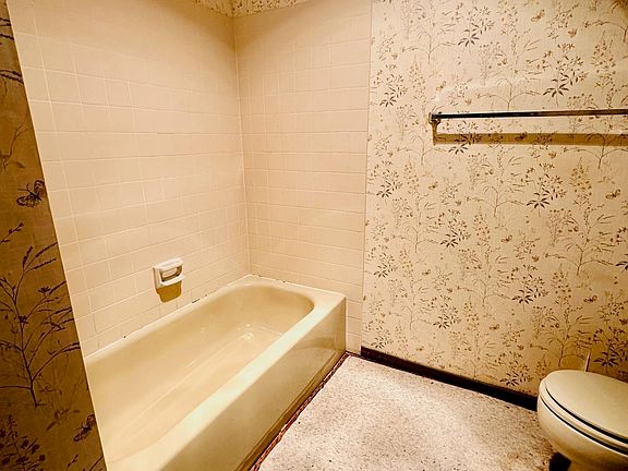 3rd image of 225 Woodridge St APT 33