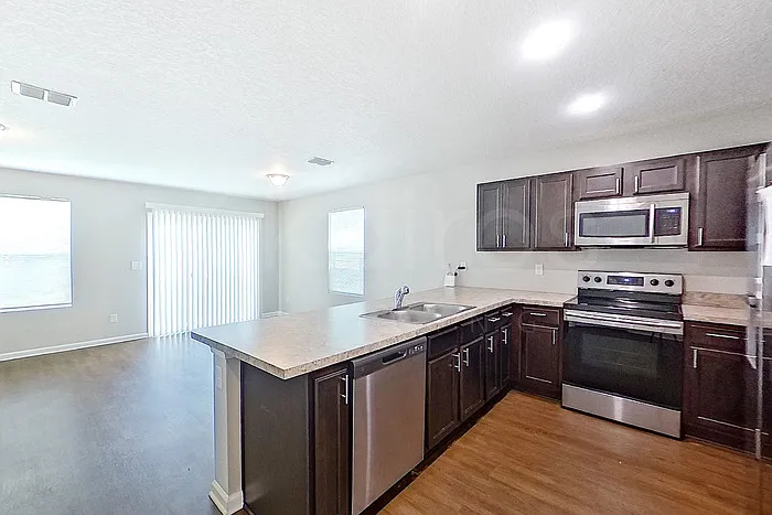 1303 Mull St — Photo 7