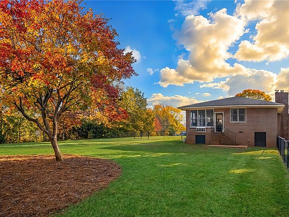 5th image of 210 Etowah Ave