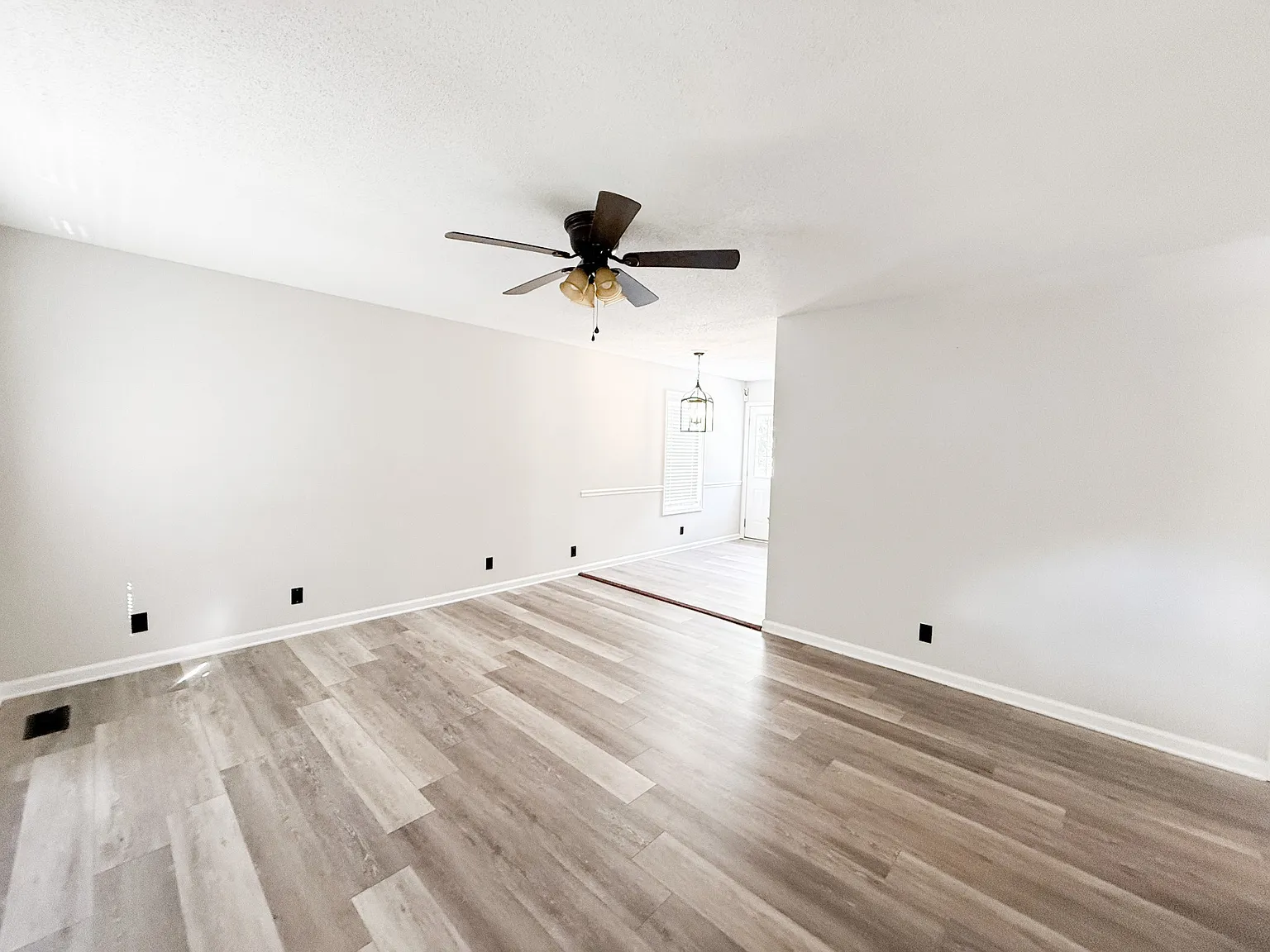 3 bed, 2.0 bath, 1026 sqft, $1,295 — Photo 3