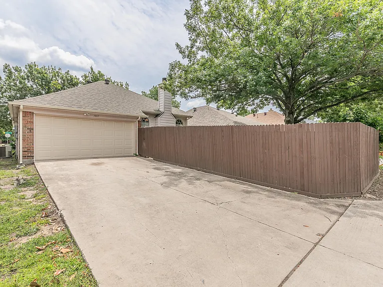 7017 Chateau Dr — Photo 44