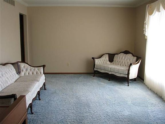 2nd image of 605 Lexington Dr