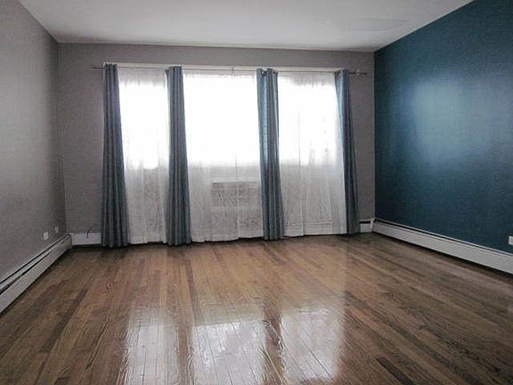 3rd image of 2400 W Balmoral Ave APT 3D