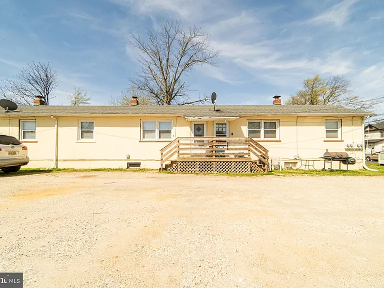 323 W Peach St #B — Photo 8