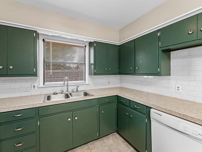 205 NW 40th St — Photo 12