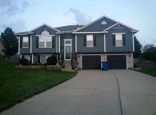 226 NE Paseo Pl, Blue Springs, MO 64014