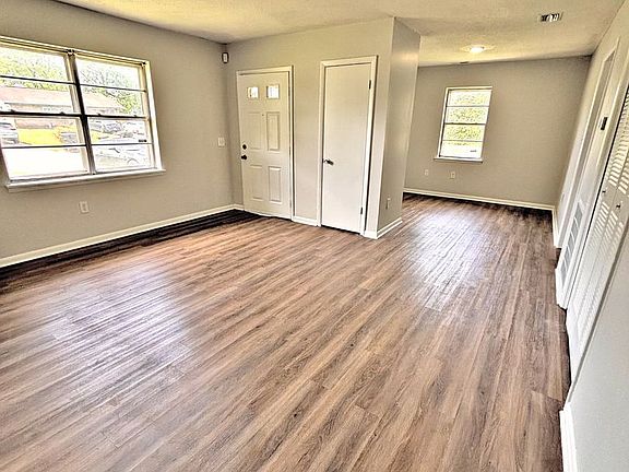 5th image of 102 Elm Ct NE