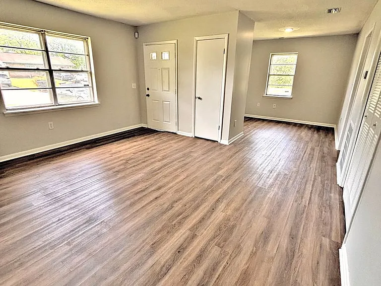 102 Elm Ct NE — Photo 5
