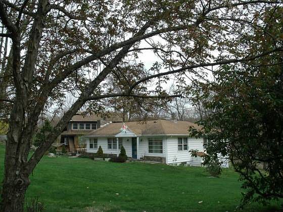 2nd image of 19 Grape Hollow Rd